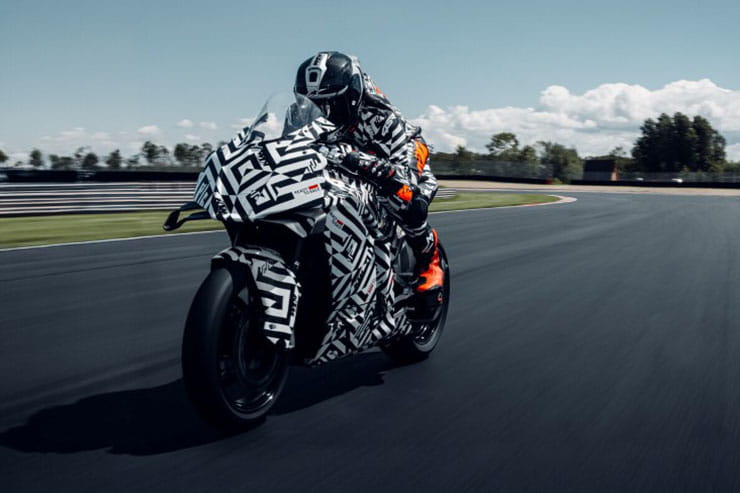 2025 KTM 990 RC R Review Details Price Spec_01