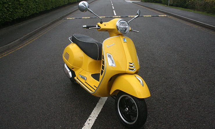 Vespa GTS Super 125 2021 Review Price Spec_thumb